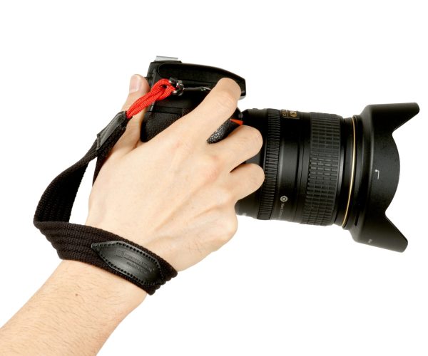 Dây đeo máy ảnh Artisan & Artist ACAM-P25H màu đỏ đeo trên tay nhiếp ảnh gia
